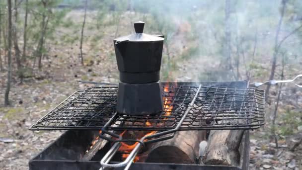 Στη Σχάρα Καίει Φωτιά Προετοιμάζοντας Καφέ Στη Φωτιά — Αρχείο Βίντεο