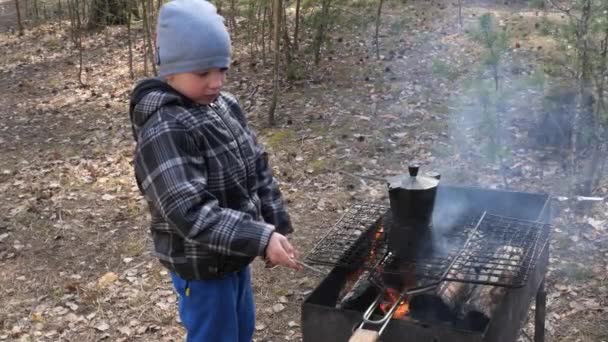 Chłopiec Gotuje Jedzenie Ogniu Grillu Reszta Kraju — Wideo stockowe