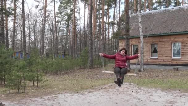 Весной Отдых Городом Девушка Качелях — стоковое видео