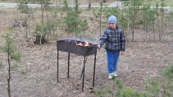 Ragazzo Cucina Cibo Sul Fuoco Alla Griglia Paese Riposo — Video Stock