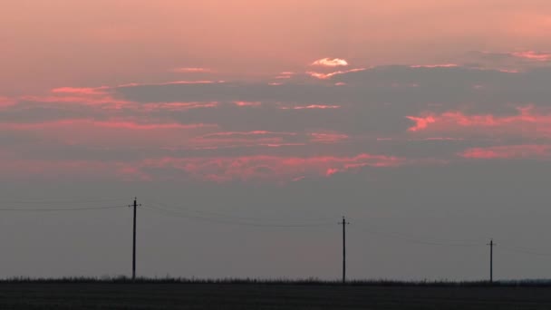 Elektrik Gücü Hattı Üzerinde Kırmızı Günbatımı — Stok video