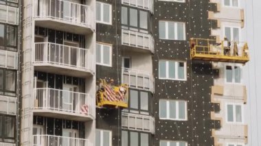 Gomel, Beyaz Rusya - 21 Nisan 2019: İnşaatçılar dışarıda yeni bir ev yalıtıyor.