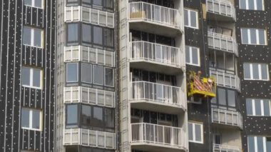 Gomel, Beyaz Rusya - 21 Nisan 2019: İnşaatçılar dışarıda yeni bir ev yalıtıyor.