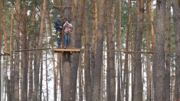 ゴメル ベラルーシ 2019年4月21日 緊急事態省のライセウム 訓練士のための木のロープタウン障害物コース — ストック動画