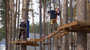 Gomel, Beyaz Rusya - 21 Nisan 2019: Acil Durumlar Bakanlığı Lisesi. Eğitim öğrencileri için ağaçlarüzerinde halat şehir engel kursu
