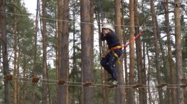 Gomel, Beyaz Rusya - 21 Nisan 2019: Acil Durumlar Bakanlığı Lisesi. Eğitim öğrencileri için ağaçlarüzerinde halat şehir engel kursu