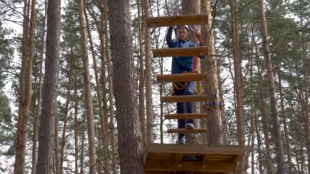 戈梅尔 白俄罗斯 2019年4月21日 紧急情况部的Lyceum 在树上为训练学员的绳索镇障碍课程 — 图库视频影像