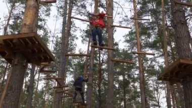 Gomel, Beyaz Rusya - 21 Nisan 2019: Acil Durumlar Bakanlığı Lisesi. Eğitim öğrencileri için ağaçlarüzerinde halat şehir engel kursu
