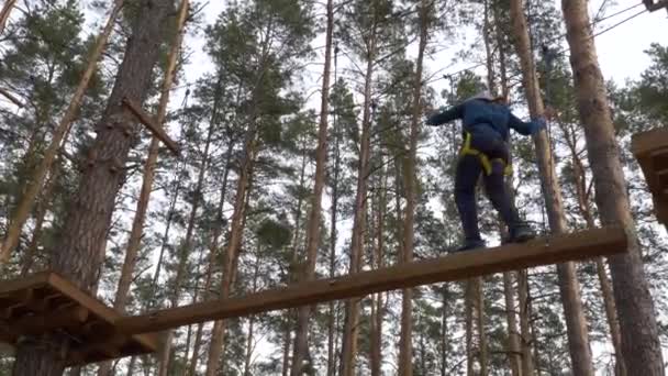 벨라루스 2019년 21일 부처의 리체움 생도에 나무에 장애물 — 비디오