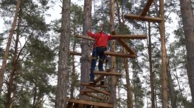 Gomel, Beyaz Rusya - 21 Nisan 2019: Acil Durumlar Bakanlığı Lisesi. Eğitim öğrencileri için ağaçlarüzerinde halat şehir engel kursu