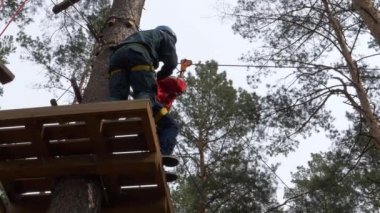 Gomel, Beyaz Rusya - 21 Nisan 2019: Acil Durumlar Bakanlığı Lisesi. Eğitim öğrencileri için ağaçlarüzerinde halat şehir engel kursu