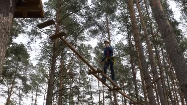 ゴメル ベラルーシ 2019年4月21日 緊急事態省のライセウム 訓練士のための木のロープタウン障害物コース — ストック動画