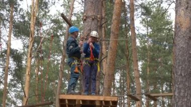 Gomel, Beyaz Rusya - 21 Nisan 2019: Acil Durumlar Bakanlığı Lisesi. Eğitim öğrencileri için ağaçlarüzerinde halat şehir engel kursu