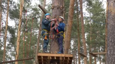 Gomel, Beyaz Rusya - 21 Nisan 2019: Acil Durumlar Bakanlığı Lisesi. Eğitim öğrencileri için ağaçlarüzerinde halat şehir engel kursu