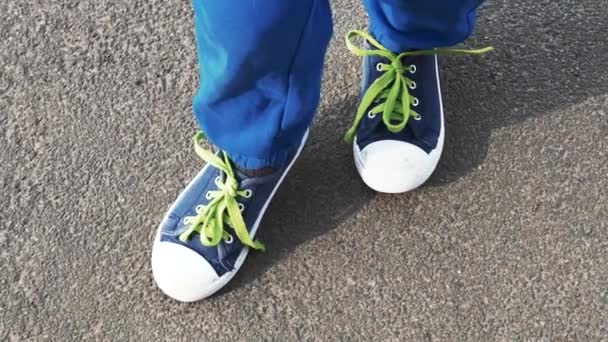 Piernas Niño Pequeño Zapatillas Deporte Sobre Asfalto — Vídeo de stock