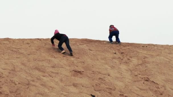 Barn Och Tonåringar Har Roligt Den Vita Sanden Parkour — Stockvideo