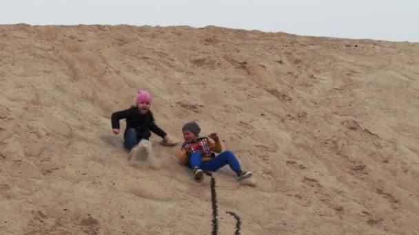 어린이와 청소년은 모래에 재미를 Parkour — 비디오
