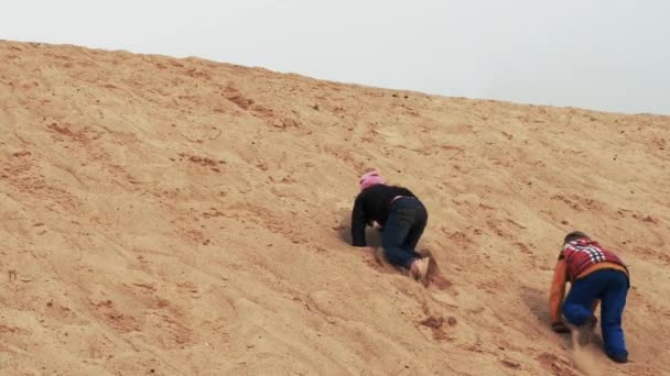 Enfants Adolescents Amusent Sur Sable Blanc Parkour — Video