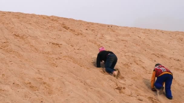 Kinder Und Jugendliche Vergnügen Sich Auf Dem Weißen Sand Parkour — Stockvideo