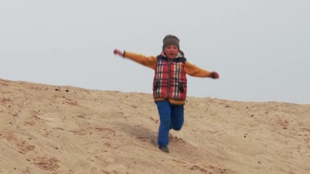 Crianças Adolescentes Divertem Areia Branca Parkour — Vídeo de Stock