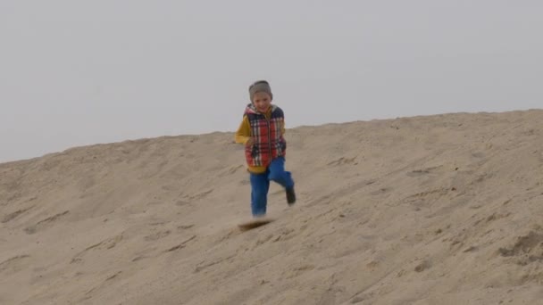 Kinderen Tieners Vermaken Zich Het Witte Zand Parkour — Stockvideo