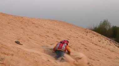 Çocuklar ve gençler beyaz kumda eğlenirler. Parkour