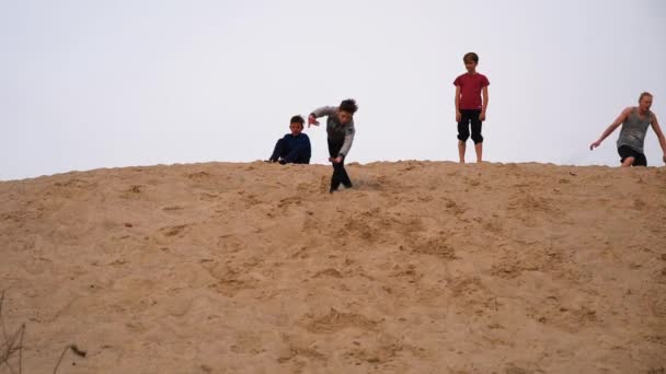 Gomel Belarus Abril 2019 Crianças Adolescentes Divertem Areia Branca Parkour — Vídeo de Stock