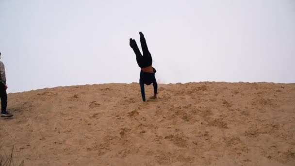 Barn Och Tonåringar Har Roligt Den Vita Sanden Parkour — Stockvideo