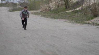 Gomel, Beyaz Rusya - 21 Nisan 2019: Çocuklar ve gençler beyaz kumda eğleniyor. Parkour