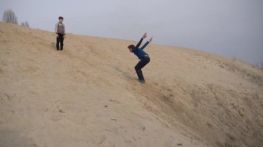 Gomel, Beyaz Rusya - 21 Nisan 2019: Çocuklar ve gençler beyaz kumda eğleniyor. Parkour