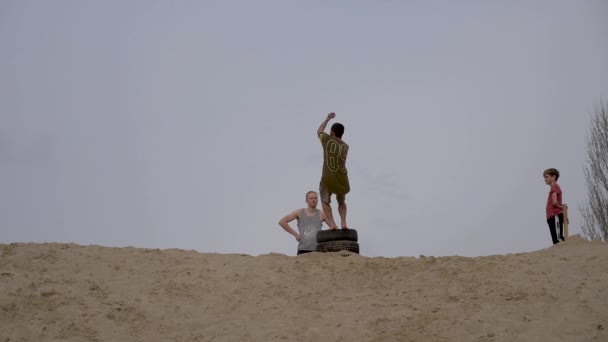 Gomel Belarus Abril 2019 Crianças Adolescentes Divertem Areia Branca Parkour — Vídeo de Stock