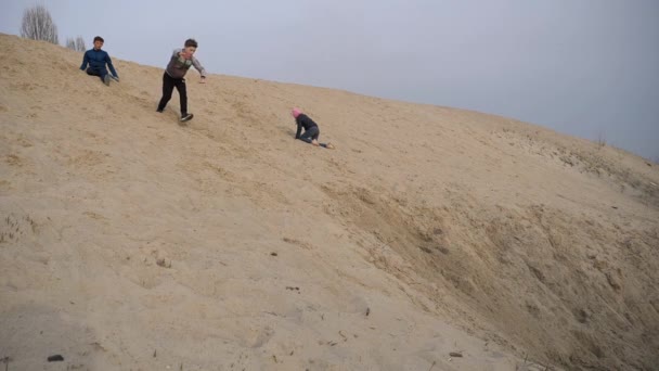 Gomel Belarus Abril 2019 Crianças Adolescentes Divertem Areia Branca Parkour — Vídeo de Stock