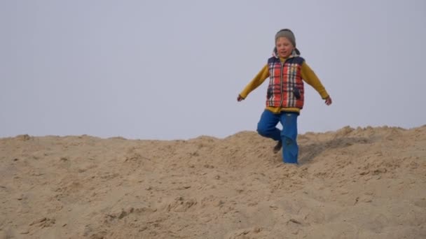 子供やティーンエイジャーは 白い砂の上で楽しみを持っています パルクール — ストック動画