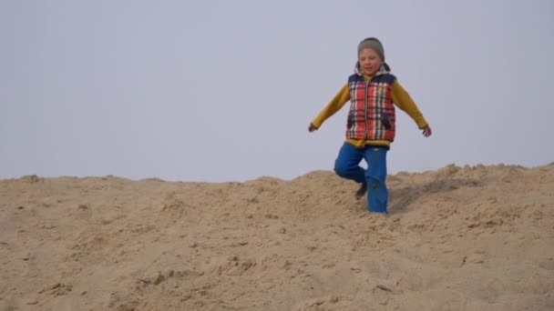 Children Teenagers Have Fun White Sand Parkour — Stock Video