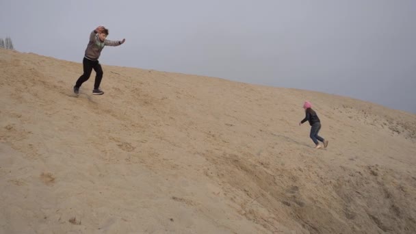 Børn Teenagere Har Det Sjovt Det Hvide Sand Parkour – Stock-video