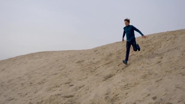 Kinderen Tieners Vermaken Zich Het Witte Zand Parkour — Stockvideo