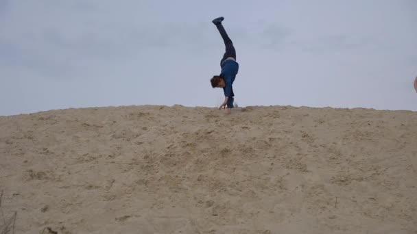 Παιδιά Και Έφηβοι Διασκεδάζουν Στη Λευκή Άμμο Parkour — Αρχείο Βίντεο