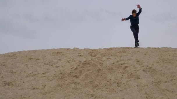 Παιδιά Και Έφηβοι Διασκεδάζουν Στη Λευκή Άμμο Parkour — Αρχείο Βίντεο