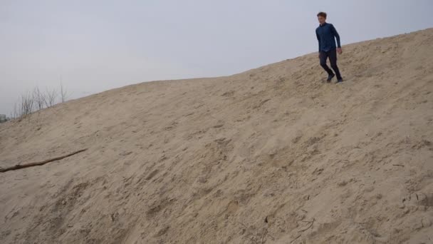 Barn Tenåringer Morer Seg Hvit Sand Parkour – stockvideo