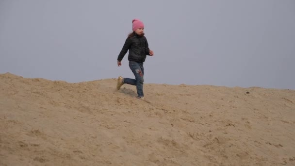 Enfants Adolescents Amusent Sur Sable Blanc Parkour — Video