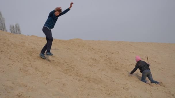子供やティーンエイジャーは 白い砂の上で楽しみを持っています パルクール — ストック動画