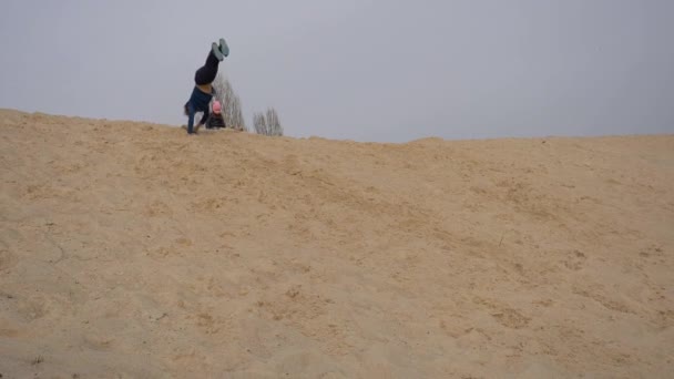 Kinder Und Jugendliche Vergnügen Sich Auf Dem Weißen Sand Parkour — Stockvideo