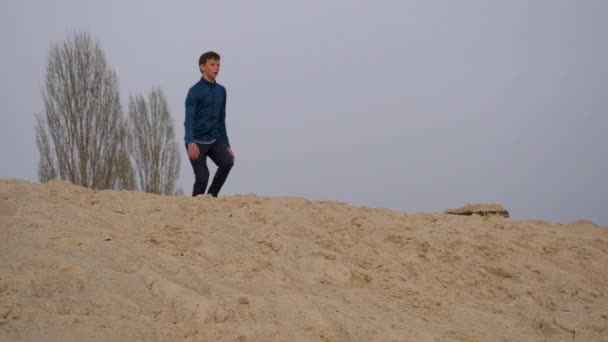Barn Tenåringer Morer Seg Hvit Sand Parkour – stockvideo
