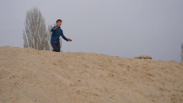 Enfants Adolescents Amusent Sur Sable Blanc Parkour — Video