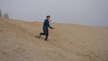 Çocuklar ve gençler beyaz kumda eğlenirler. Parkour