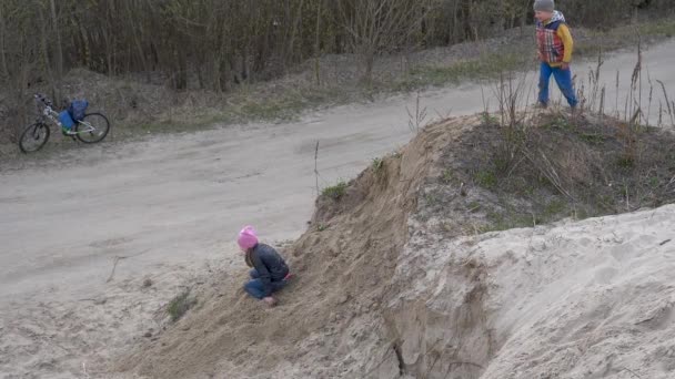 Kinder Und Jugendliche Vergnügen Sich Auf Dem Weißen Sand Parkour — Stockvideo