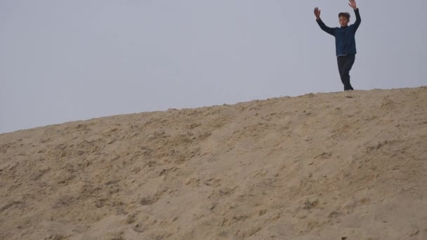 Barn Tenåringer Morer Seg Hvit Sand Parkour – stockvideo