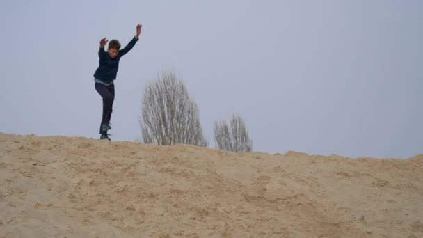 Děti Teenageři Baví Bílém Písku Parkour — Stock video