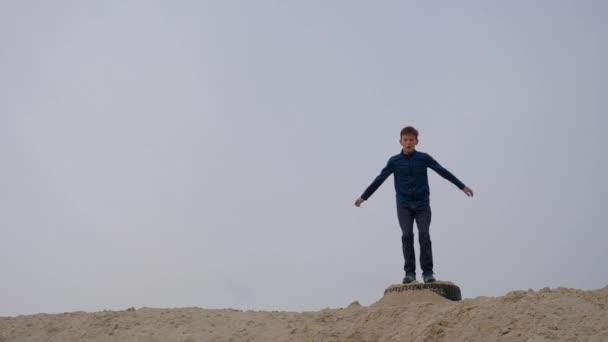 Barn Tenåringer Morer Seg Hvit Sand Parkour – stockvideo