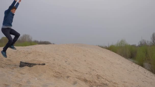 Enfants Adolescents Amusent Sur Sable Blanc Parkour — Video